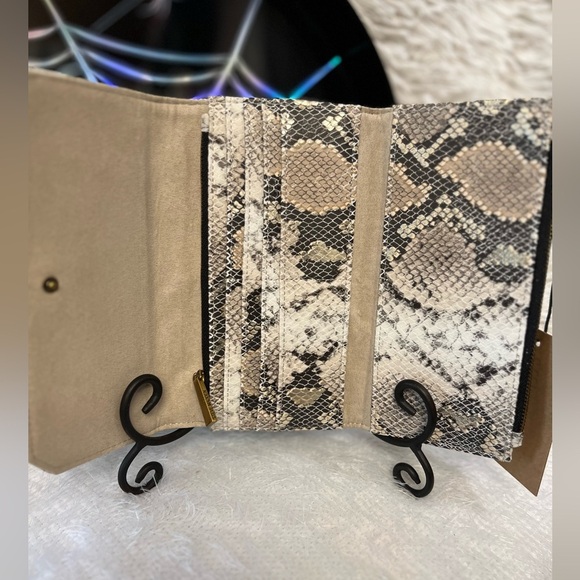 🐍🖤NWT-STEVE MADDEN SNAKESKIN METALLIC BEAUTIFUL WALLET🐍🖤 - Picture 11 of 12